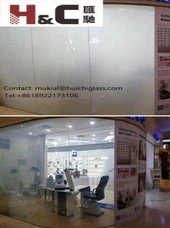 Nagy áteresztőképességű ívelt PDLC üveg